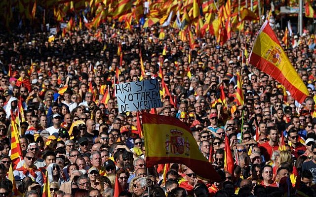 A protester holds a sign reading "Now yes, yes, we will vote for real" amid a wave of Spanish flags during a pro-unity demonstration in Barcelona on October 29, 2017. (AFP PHOTO / LLUIS GENE) A protester holds a sign reading "Now yes, yes, we will vote for real" amid a wave of Spanish flags during a pro-unity demonstration in Barcelona on October 29, 2017. (AFP PHOTO / LLUIS GENE)