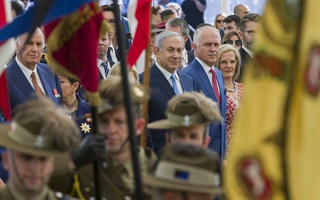 Australian Prime Minister Malcolm Turnbull (R) stands next to Israeli Prime Minister Benjamin Netanyahu (L), as Australian soldiers march during a ceremony at the British Cemetery in Beersheba on October 31, 2017, to mark the 100th anniversary of the Battle of Beersheba. (AFP PHOTO / POOL)