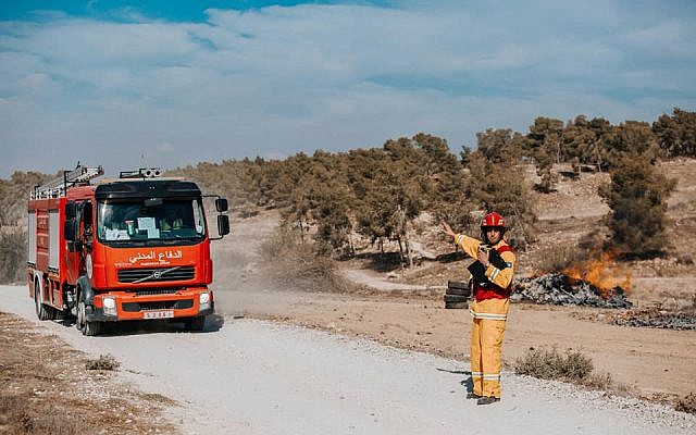 An Israeli firefighter directs a fire engine during an international natural disaster preparedness exercise in central Israel on October 24, 2017. (Fire and Rescue Authority)