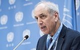 Michael Lynk briefs reporters at UN headquarters in New York on October 26, 2017. (Kim Haughton/UN)