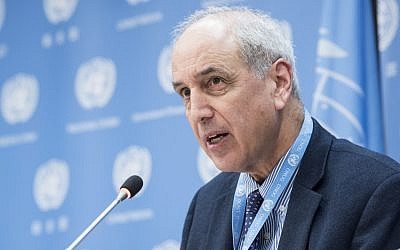 Michael Lynk briefs reporters at UN headquarters in New York on October 26, 2017. (Kim Haughton/UN)