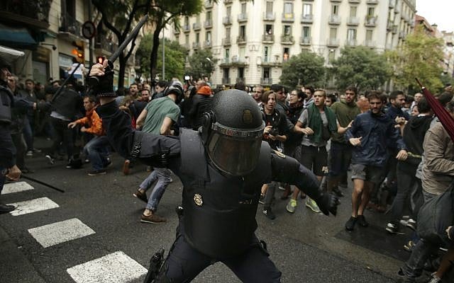 Spanish riot police swings a club against would-be voters near a school assigned to be a polling station by the Catalan government in Barcelona, Spain, October 1, 2017. (AP Photo/Manu Fernandez) Spanish riot police swings a club against would-be voters near a school assigned to be a polling station by the Catalan government in Barcelona, Spain, October 1, 2017. (AP Photo/Manu Fernandez)