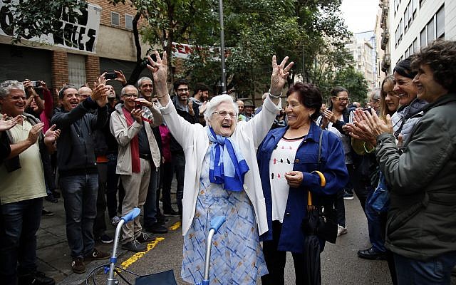An elderly lady is applauded as she celebrates after voting at a school assigned to be a polling station by the Catalan government at the Gracia neighborhood in Barcelona, Spainm 1 October 2017. (AP Photo/Bob Edme) An elderly lady is applauded as she celebrates after voting at a school assigned to be a polling station by the Catalan government at the Gracia neighborhood in Barcelona, Spainm 1 October 2017. (AP Photo/Bob Edme)