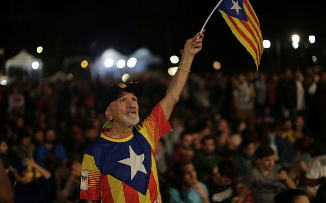 A man waves a ''estelada'' or Catalonia independence flag during a gathering at Plaza Catalonia in Barcelona, Spain, Sunday evening, 1 October 2017. (AP Photo/Emilio Morenatti) A man waves a ''estelada'' or Catalonia independence flag during a gathering at Plaza Catalonia in Barcelona, Spain, Sunday evening, 1 October 2017. (AP Photo/Emilio Morenatti)