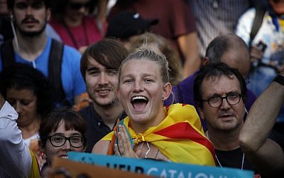 Pro-independence demonstrators cheer outside the Catalan parliament, in Barcelona, Spain, Friday, Oct. 27, 2017.(AP Photo/ Emilio Morenatti)