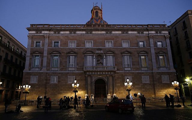 Television crews stand in front of the Palau Generalitat as they wait for the arrival of the Catalonia president Carles Puigdemont, in Barcelona, Spain, October 30, 2017. (AP/Manu Fernandez) Television crews stand in front of the Palau Generalitat as they wait for the arrival of the Catalonia president Carles Puigdemont, in Barcelona, Spain, October 30, 2017. (AP/Manu Fernandez)