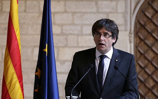 Catalan President Carles Puigdemont makes a statement at the Palau Generalitat in Barcelona, Spain, October 26, 2017. (AP/Emilio Morenatti) Catalan President Carles Puigdemont makes a statement at the Palau Generalitat in Barcelona, Spain, October 26, 2017. (AP/Emilio Morenatti)