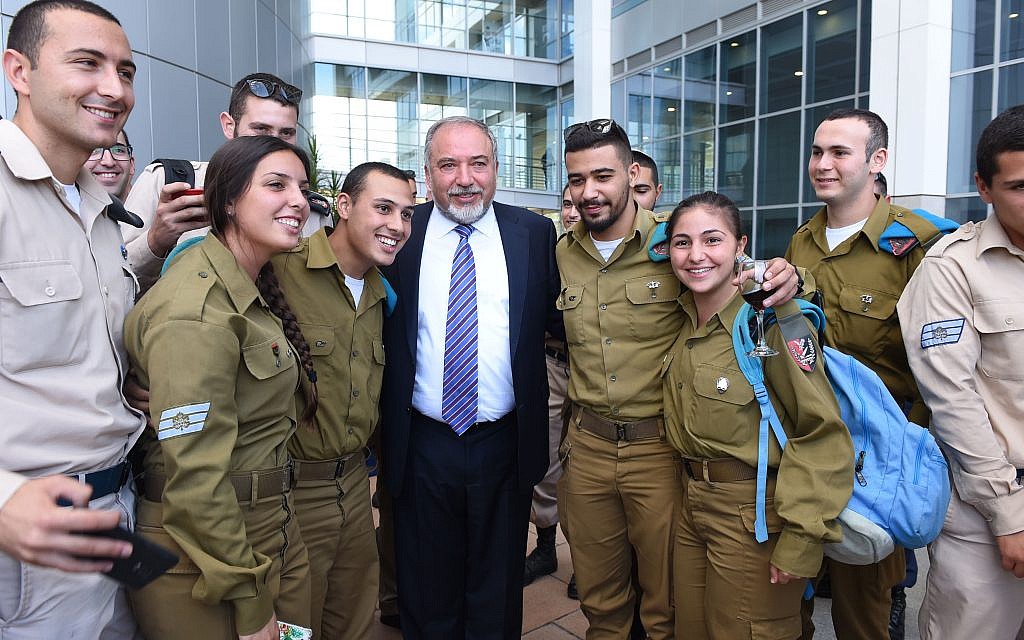 Defense Minister Avigdor Liberman, center, poses with IDF soldiers during an event at the Defense Ministry in Tel Aviv, October 10, 2017. (Defense Ministry)