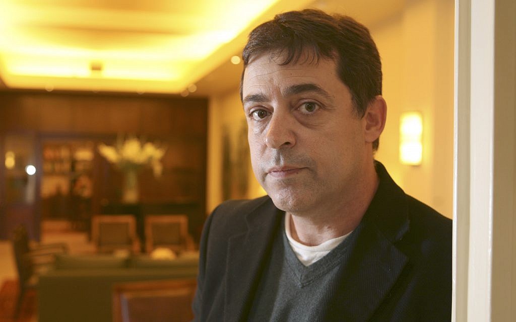 Ben Caspit, political reporter for Ma’ariv, photographed in the Prime Minister's residence in Jerusalem, January 22, 2009. (Yossi Zamir/Flash 90)