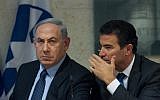 Prime Minister Benjamin Netanyahu (left) and Yossi Cohen at a press conference at the Foreign Ministry in Jerusalem, October 15, 2015. (Miriam Alster/Flash90)