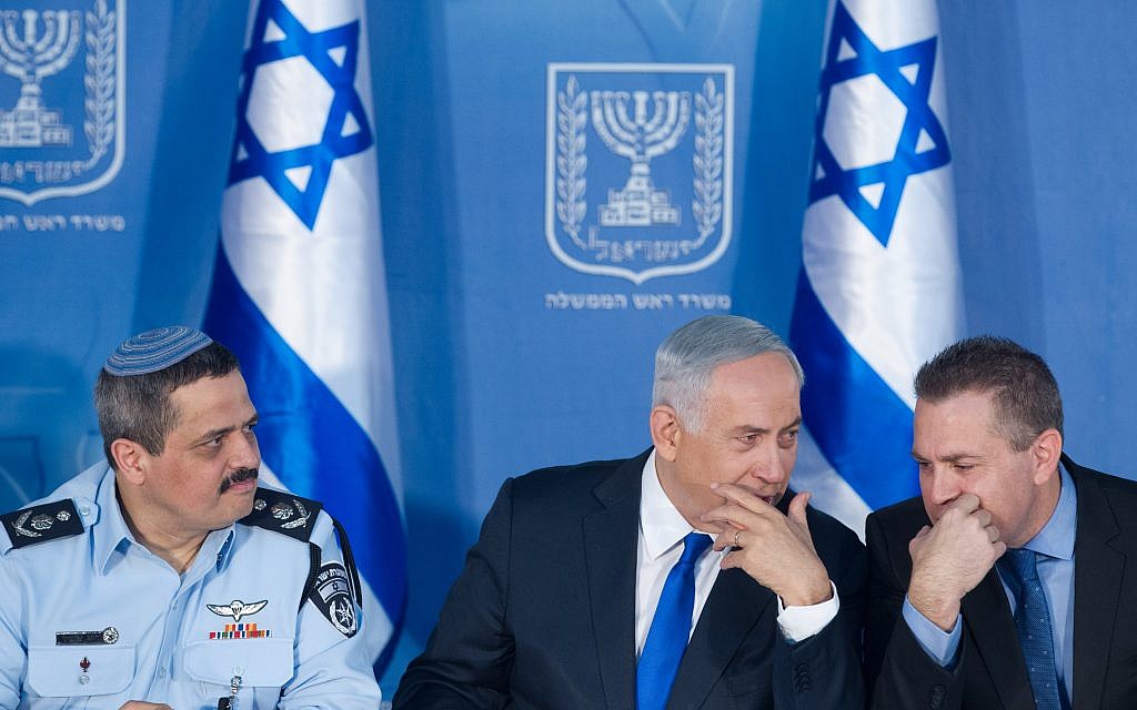 Police Chief Roni Alsheich (L), Prime Minister Benjamin Netanyahu (C) and Public Security Minister Gilad Erdan at a welcoming ceremony held in Alsheich's honor at the Prime Minister's Office in Jerusalem, December 3, 2015. (Miriam Alster/Flash90)