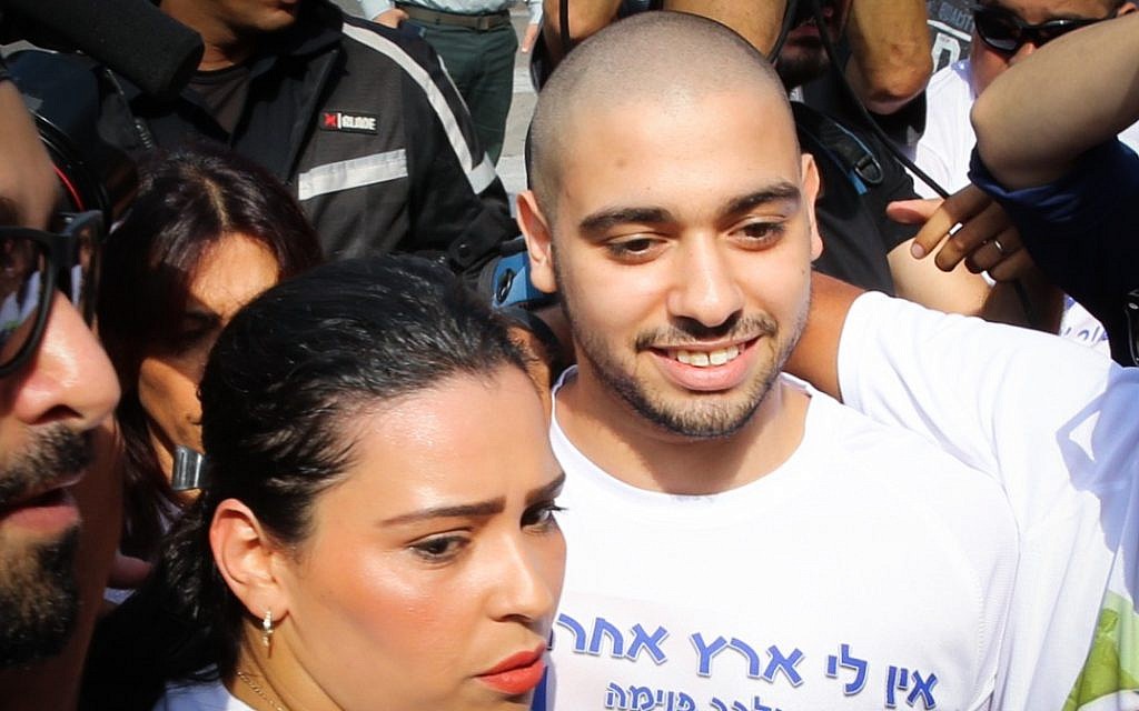 Ex-IDF soldier Elor Azaria is flanked by family and supporters as he arrives to begin his sentence at the military prison in Tzrifin, on August 9, 2017. (Flash90)