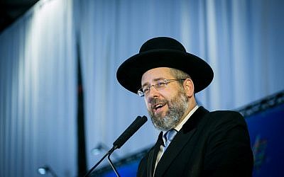 Chief Rabbi of Israel David Lau speaks at a ceremony for New immigrants from North America arrive on a special 'Aliyah Flight 2017' on behalf of Nefesh B'Nefesh organization, at Ben Gurion airport in central Israel on August 15, 2017. (Miriam Alster/Flash90)