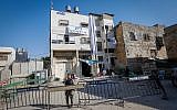 An Israeli border police officer guards outside the 'Machpela House' in the West Bank city of Hebron on August 28, 2017. (Wisam Hashlamoun/Flash90)