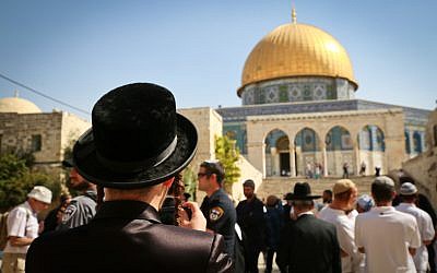 Jews visit the Temple Mount during the holiday of Sukkot, October 8, 2017. (Yaakov Lederman/Flash90)