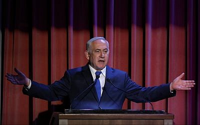 Prime Minister Benjamin Netanyahu speaks to members of the Christian press at the Israel museum in Jerusalem on October 15, 2017. (Yonatan Sindel/Flash90)