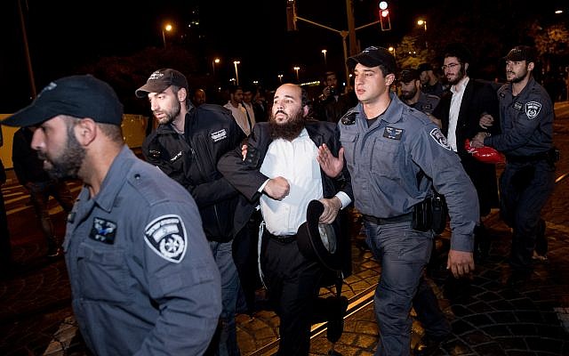 Ultra-Orthodox men clash with police during an anti-draft protest in Jerusalem on October 16, 2017. (Yonatan Sindel/Flash90)