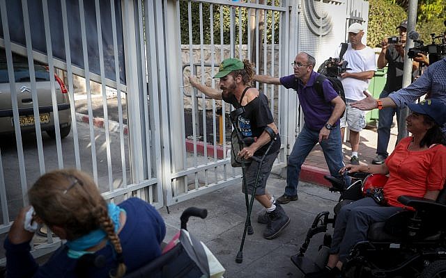 File: Disabled protesters demonstrate outside the Prime Minister's Residence in Jerusalem as part of protests calling for an increase in monthly disability benefits, on October 17, 2017. (Yonatan Sindel/Flash90) File: Disabled protesters demonstrate outside the Prime Minister's Residence in Jerusalem as part of protests calling for an increase in monthly disability benefits, on October 17, 2017. (Yonatan Sindel/Flash90)