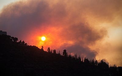 Illustrative: Smoke rises from a large forest fire in the Sataf area west of Jerusalem, October 26, 2017. (Hadas Parush/Flash90)