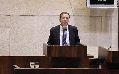 Opposition leader Isaac Herzog addresses the Knesset on October 23, 2017. (Yitzhak Harari/Knesset spokesperson's office)