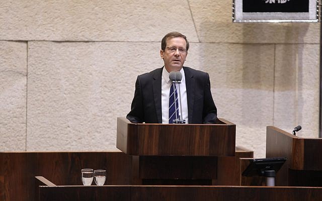 Opposition leader Isaac Herzog addresses the Knesset on October 23, 2017. (Yitzhak Harari/Knesset spokesperson's office) Opposition leader Isaac Herzog addresses the Knesset on October 23, 2017. (Yitzhak Harari/Knesset spokesperson's office)