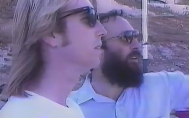 Tom Petty with the Diaspora Yeshiva Band's Avraham Rosenblum, in Jerusalem, 1987  (YouTube screenshot)