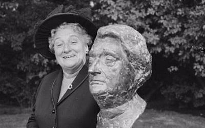 Truus Wijsmuller with bust of her likeness in Amsterdam, 1965. (GaHetNA via Wikicommons)