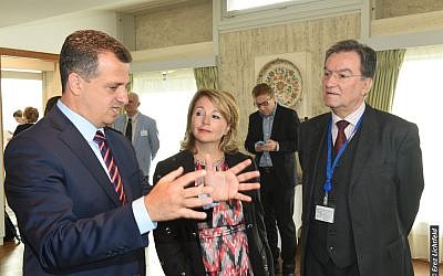 FILE: Israel's Ambassador to UNESCO Carmel Shama-Hacohen, left, talks to UNESCO Executive Board chairman Michael Worbs, right. (Erez Lichtfeld)
