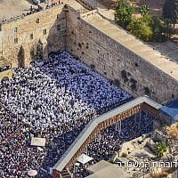 Worshipers at the annual priestly blessing during the Sukkot holiday at the Western Wall in the Old City of Jerusalem on October 8, 2017. (Israel Police) Worshipers at the annual priestly blessing during the Sukkot holiday at the Western Wall in the Old City of Jerusalem on October 8, 2017. (Israel Police)