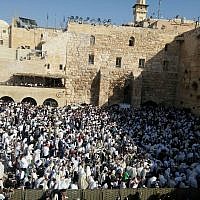 Worshipers at the annual priestly blessing during the Sukkot holiday at the Western Wall in the Old City of Jerusalem on October 8, 2017. (Israel Police) Worshipers at the annual priestly blessing during the Sukkot holiday at the Western Wall in the Old City of Jerusalem on October 8, 2017. (Israel Police)