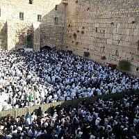 Worshipers at the annual priestly blessing at the Western Wall in the Old City of Jerusalem during the Sukkot holiday, October 8, 2017. (Israel Police) Worshipers at the annual priestly blessing at the Western Wall in the Old City of Jerusalem during the Sukkot holiday, October 8, 2017. (Israel Police)