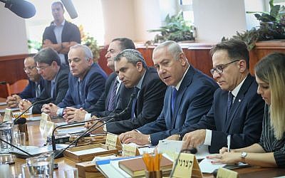 Prime Minister Benjamin Netanyahu (third from right) presides over the weekly cabinet meeting  at the PM's office in Jerusalem, October 15, 2017. (Alex Kolomoisky/POOL)