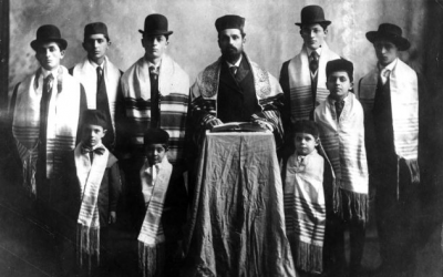 Rabbi Benjamin Papermaster and his eight sons and first grandson in Grand Forks, North Dakota, 1908. (The Jewish Museum of the American West)