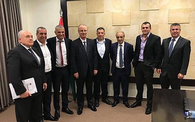 Finance Minister Moshe Kahlon (3rd from left) meets with Palestinian Authority Prime Minister Rami Hamdallah (4th from left) in Ramallah, on October 30, 2017. (Twitter)