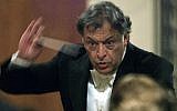 Zubin Mehta conducting the Israel Philharmonic Orchestra at the Moscow Conservatory, January 21, 2002. (Alexander Nemenov/AFP/Getty Images)