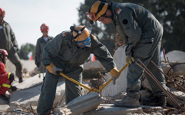 IDF Home Front Command soldiers, working alongside search and rescue personnel from Jordan, Spain and the Palestinian Authority, take part in an international natural disaster preparedness exercise in southern Israel on October 25, 2017. (Israel Defense Forces)