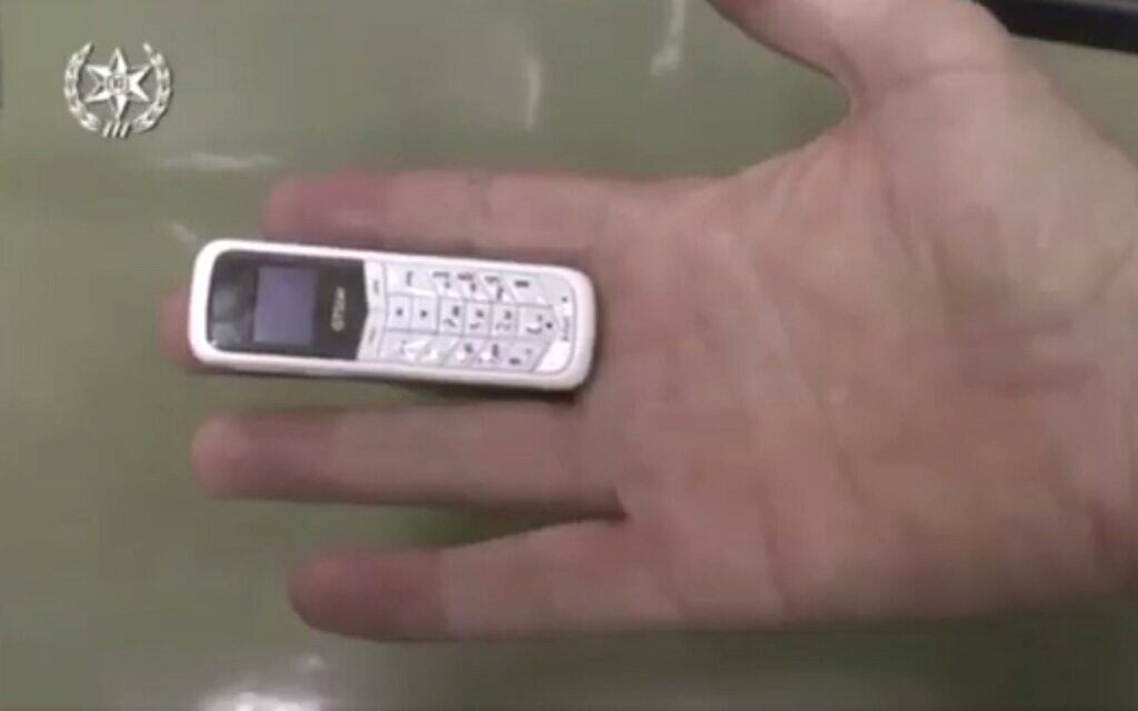 A smuggled cellphone discovered in an Israeli prison, October 2017 (Israel Police)