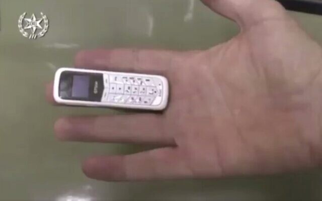 A smuggled cellphone discovered in an Israeli prison, October 2017 (Israel Police)
