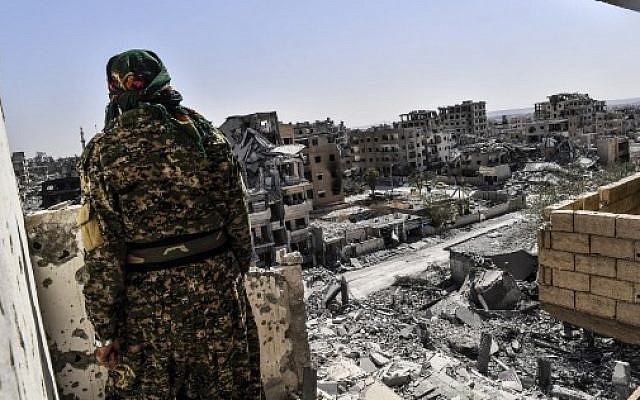 A member of the Syrian Democratic Forces (SDF), backed by US special forces, monitors the area on the western frontline in Raqqa on October 8, 2017. (AFP PHOTO / BULENT KILIC) A member of the Syrian Democratic Forces (SDF), backed by US special forces, monitors the area on the western frontline in Raqqa on October 8, 2017. (AFP PHOTO / BULENT KILIC)