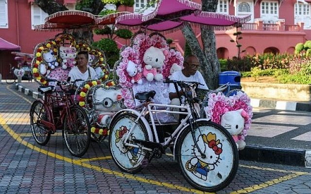 Riders wait for customers on trishaws with Hello Kitty decorations in Malaysia's historical city of Malacca on October 6, 2017. (AFP PHOTO / Mohd RASFAN) Riders wait for customers on trishaws with Hello Kitty decorations in Malaysia's historical city of Malacca on October 6, 2017. (AFP PHOTO / Mohd RASFAN)