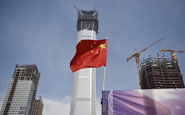 A Chinese flag flies at a construction site in Beijing's central business district on October 31, 2017. (AFP Photo/Greg Baker)