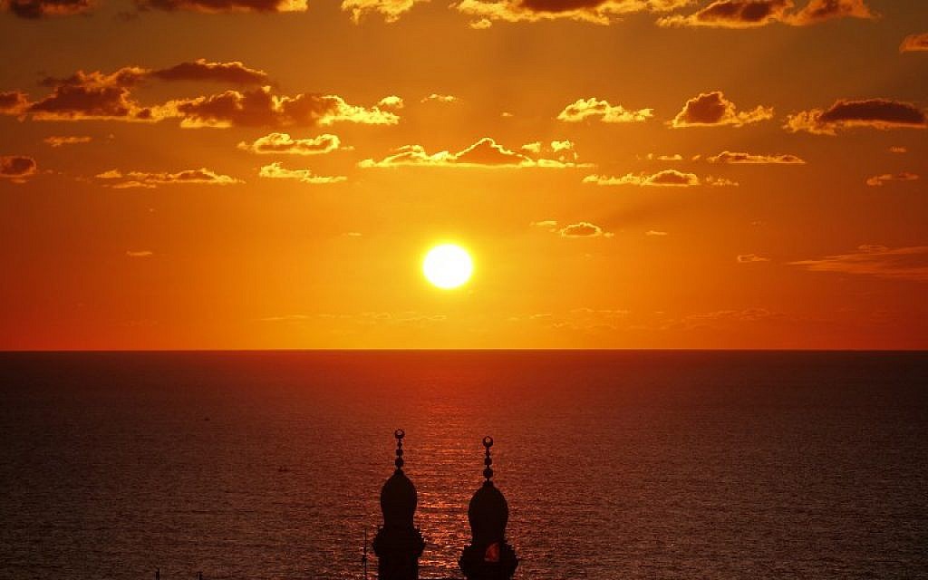 A picture taken on November 1, 2017, shows the sun setting over a minaret in Gaza City. / AFP PHOTO / THOMAS COEX A picture taken on November 1, 2017, shows the sun setting over a minaret in Gaza City. / AFP PHOTO / THOMAS COEX