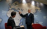 Israeli Prime Minister Benjamin Netanyahu gestures towards countries on a map while giving a lecture regarding Israel's foreign policy priorities as Chatham House Director Robin Niblett looks on at Chatham House, The Royal Institute of International Affairs, in London November 3, 2017. (AFP PHOTO / ADRIAN DENNIS)