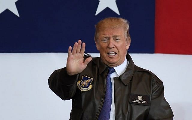 US President Donald Trump waves to US soldiers upon arriving at US Yokota Air Base in Tokyo on November 5, 2017. (AFP PHOTO / Toshifumi KITAMURA) US President Donald Trump waves to US soldiers upon arriving at US Yokota Air Base in Tokyo on November 5, 2017. (AFP PHOTO / Toshifumi KITAMURA)