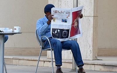 A man reading Al-Hayat newspaper at a cafe in the Saudi capital Riyadh, November 5, 2017. (AFP / FAYEZ NURELDINE)