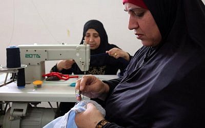 Palestinian women embroider at a workshop in Jordan's Jerash Palestinian refugee camp, north of Amman on November 5, 2017 (AFP PHOTO / KHALIL MAZRAAWI)