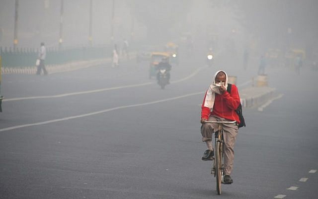 An Indian man rides a bike amid heavy smog on a street of New Delhi on November 10, 2017. (AFP/DOMINIQUE FAGET) An Indian man rides a bike amid heavy smog on a street of New Delhi on November 10, 2017. (AFP/DOMINIQUE FAGET)