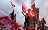Demonstrators burn flares and wave Polish flags during the annual march to commemorate Poland's National Independence Day in Warsaw on November 11, 2017. (AFP PHOTO / JANEK SKARZYNSKI)