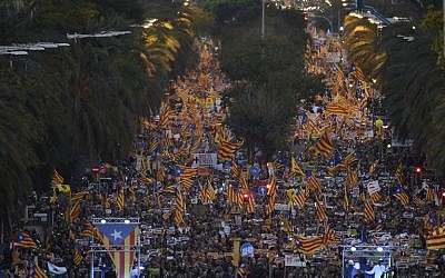 People hold Catalan pro-independence Estelada flags during a demonstration in Barcelona on November 11, 2017 calling for the release of jailed separatist leaders. (AFP PHOTO / Josep LAGO)