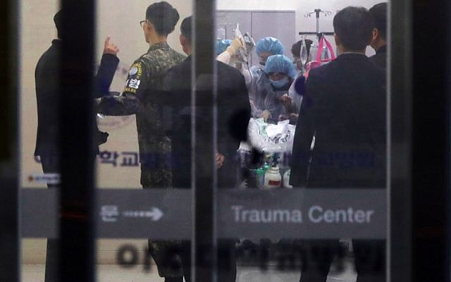 A South Korean military officer, second left, wearing an armband of the Joint Security Area of Panmunjom, looks on as medical members treat an unidentified injured person, believed to be a North Korean soldier who defected, at a hospital in Suwon, south of Seoul, on November 13, 2017. (AFP/YONHAP) A South Korean military officer, second left, wearing an armband of the Joint Security Area of Panmunjom, looks on as medical members treat an unidentified injured person, believed to be a North Korean soldier who defected, at a hospital in Suwon, south of Seoul, on November 13, 2017. (AFP/YONHAP)
